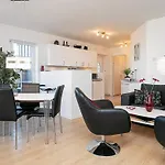 6 Person Retreat In 아파트
